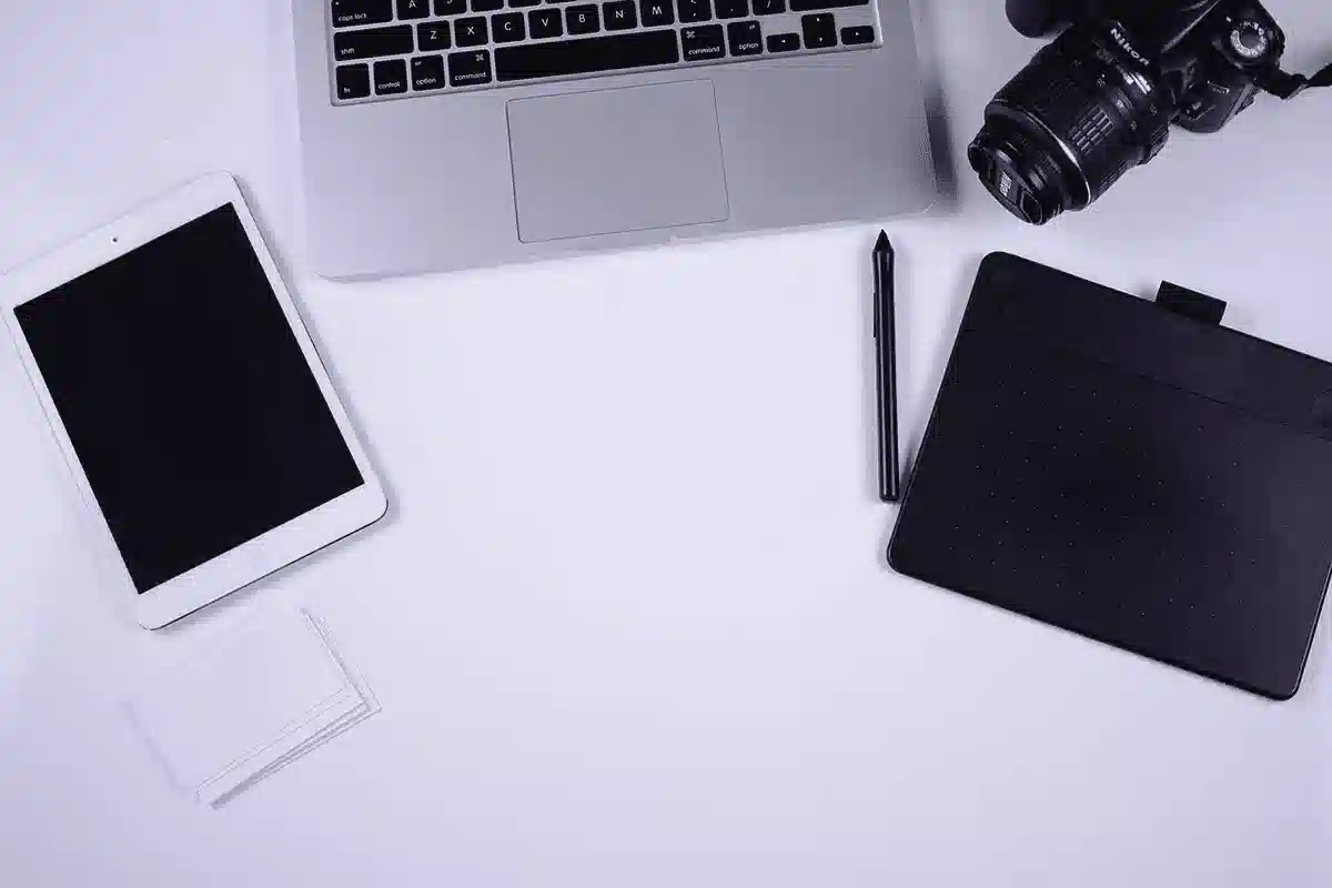 komputer, iPad i aparat fotograficzny 